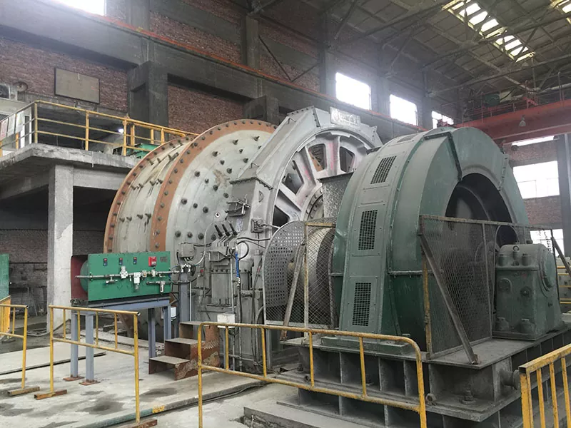 In che modo un mulino autogeno può semplificare la macinazione e ridurre i costi operativi?